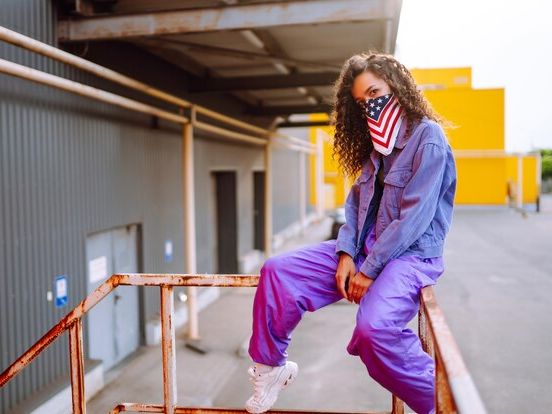 Jak stylizować ubrania streetwear na co dzień? Praktyczny poradnik dla miłośników mody miejskiej