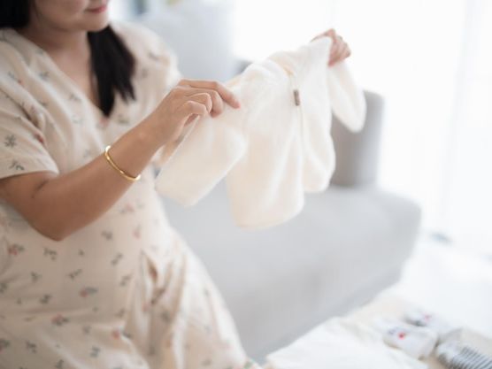 Poradnik pielęgnacji ubrań z delikatnych materiałów – jak dbać o jedwab, kaszmir i wełnę?