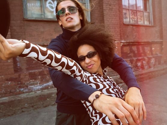 Trendy modowe 2026: co warto mieć w szafie, by być na czasie