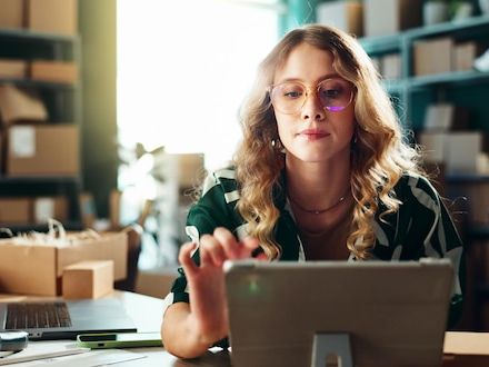 Jak prowadzić efektywną sprzedaż online w branży fashion: Kompleksowy przewodnik