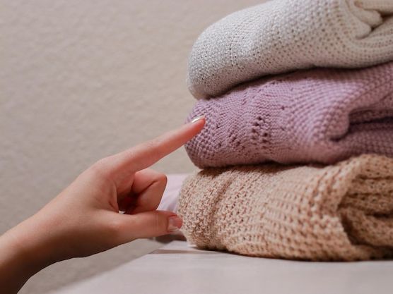 Poradnik pielęgnacji ubrań premium: Jak dbać o kolekcję Artuzi, by służyła latami