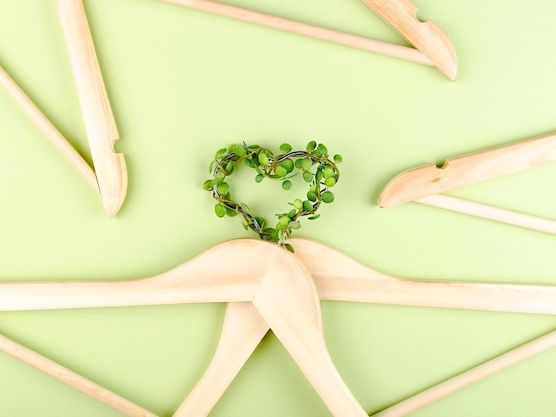Zrównoważona moda – jak wybierać ekologiczne ubrania świadomie i odpowiedzialnie